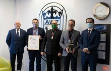 Wręczenie statuetki na ręce Władz Uczelni za AMP